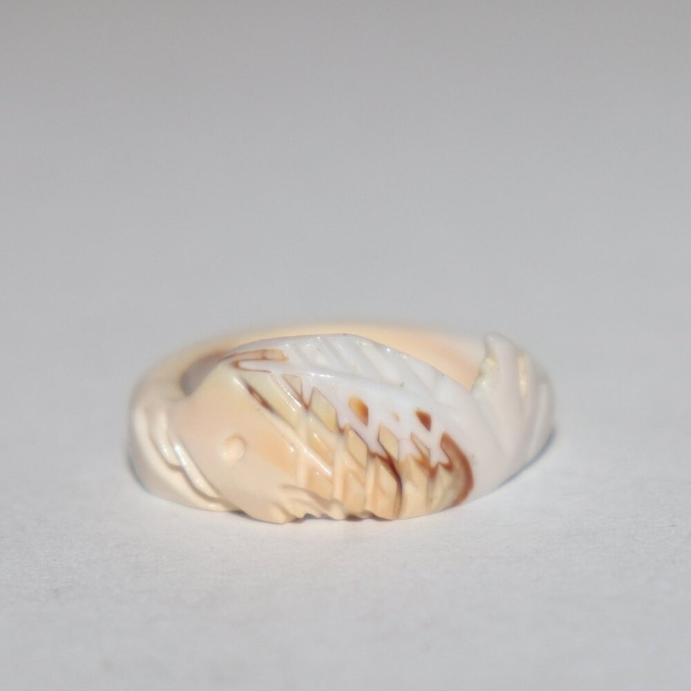 🐠 Beautiful Shell Carved Fish Ring – Size 5.5 Ocean-Inspired · Natural Texture